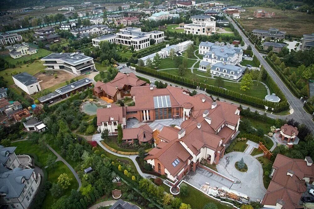 «Барвиха» «стоит на одной полке» с такими же «нарицательными» названиями населённых пунктов как Рублёвка и Ново-Огарёво.