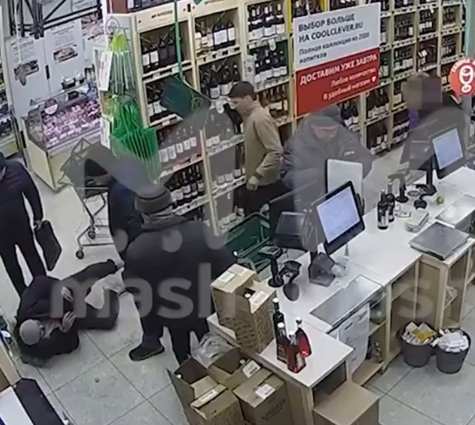 В одном из московских магазинов произошло тревожное событие, которое вызвало серьёзное беспокойство и возмущение среди местного населения.-4