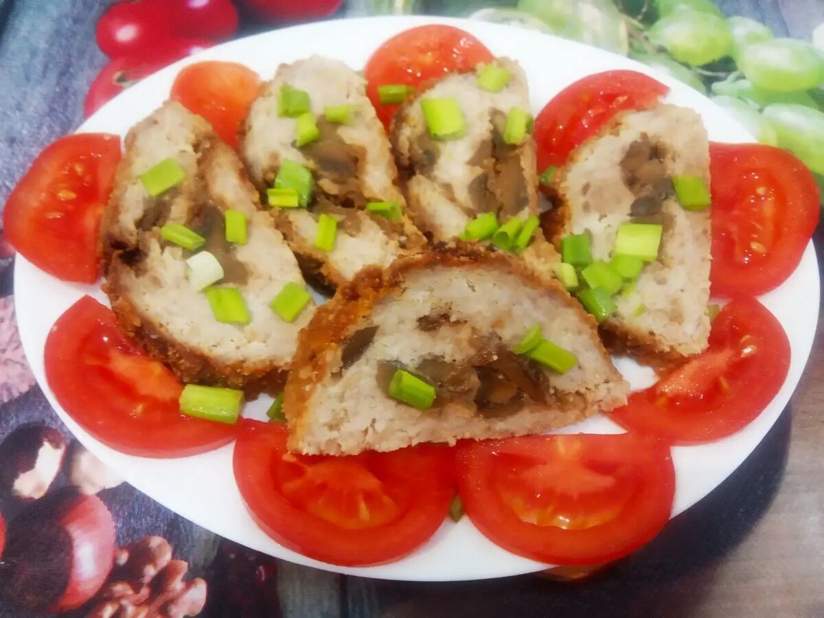 Мясной рулет с начинкой из грибов и жареного лука | Кулинарный блог Галины  Кундиус | Дзен