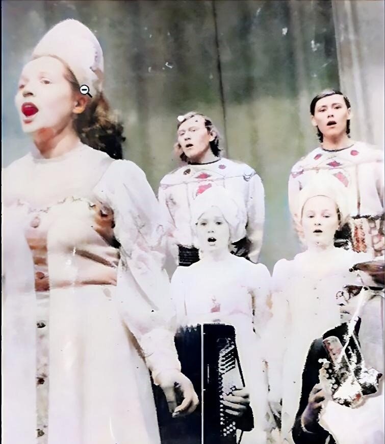 Это в драмтеатре выступаем. Маша Анфалова солирует "СТЕПОМ" нашу коронную песню. 
