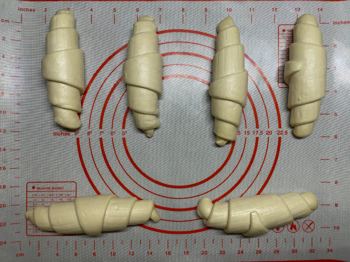 Вот так выглядят круассаны до выпечки. 