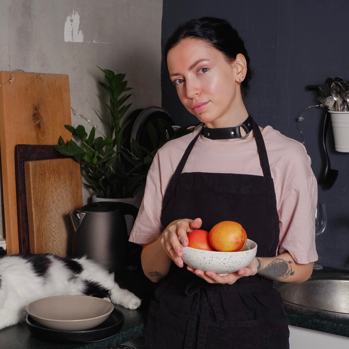 Вместо старого халата у меня есть любимые котики, вон ляжки кота видны - да-да, как в том меме про "сильную и независимую"))