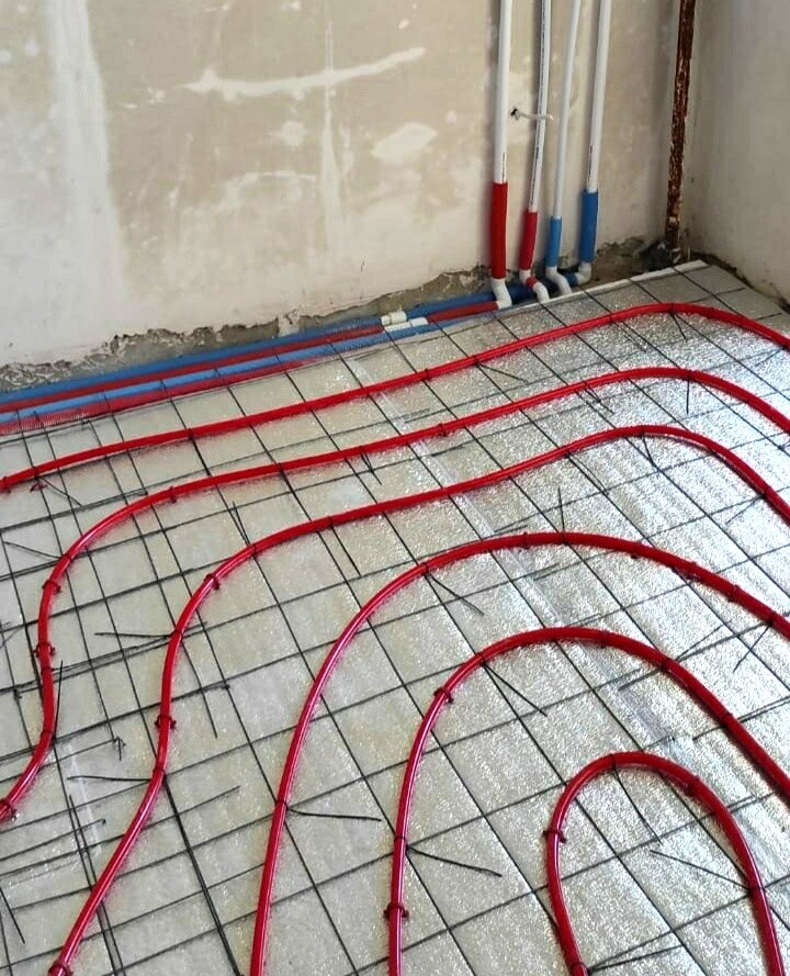 Так выглядит пол под ламинатом и плиткой. 