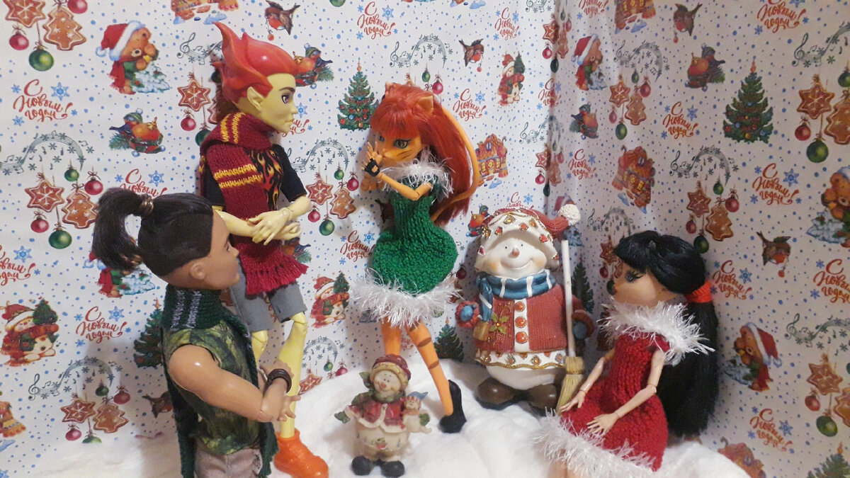 Мы не соревнуемся, но у девочек снеговик выше и толще. А акварельные краски оживили этих снежных озорников. 