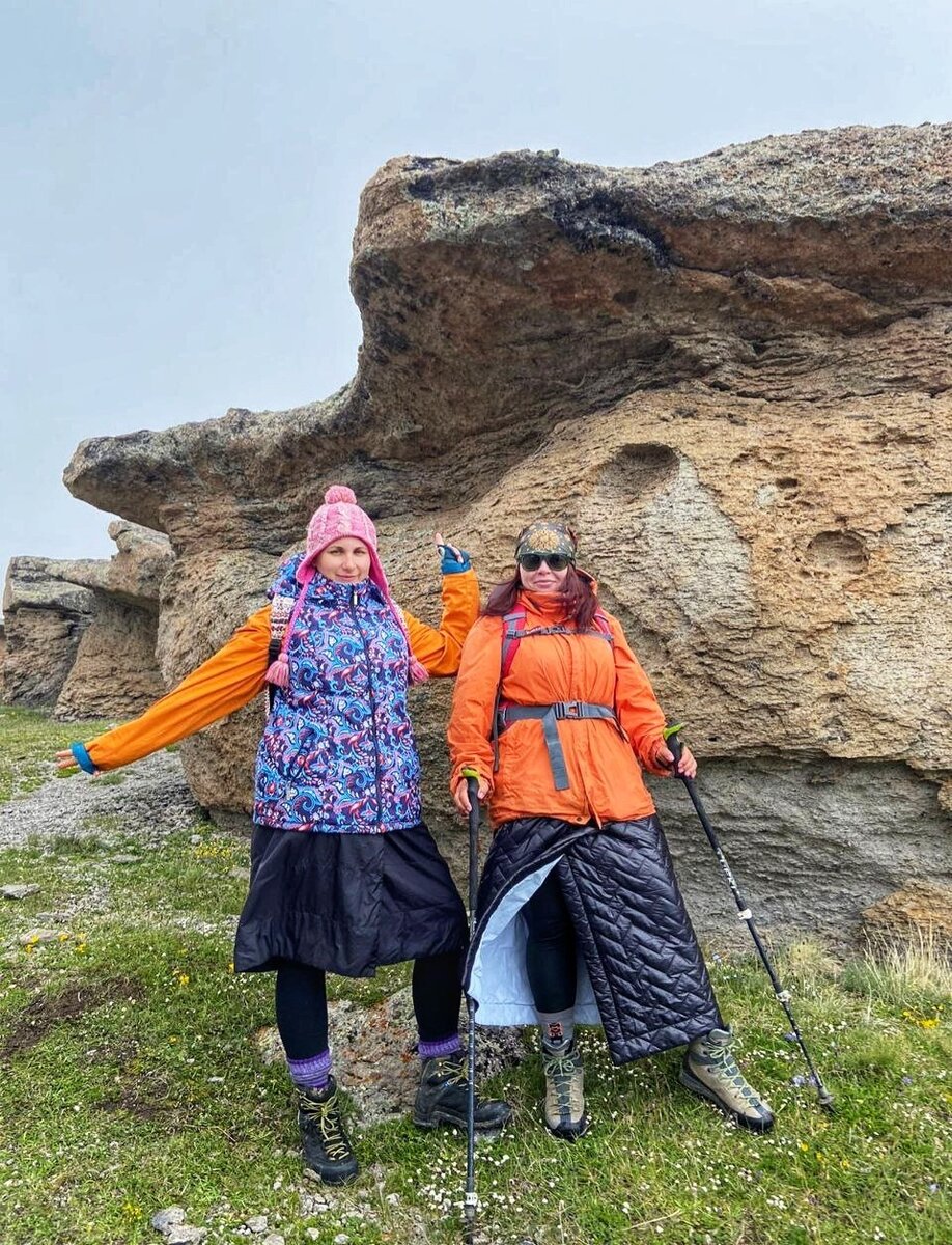 Мы с Таней на каменных грибах в Приэльбрусье