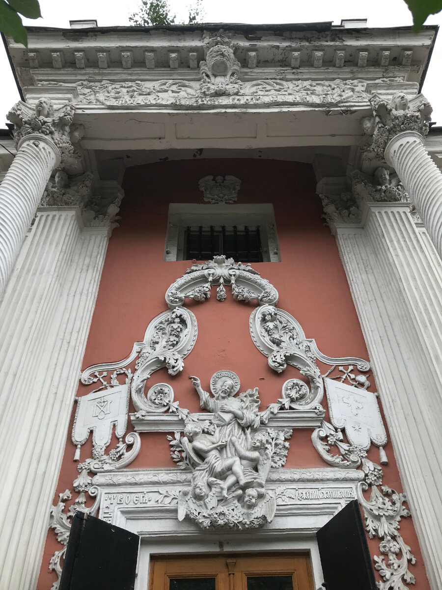 Фрагменты декора фасадов церкви Архангела Гавриила. Фотографии автора