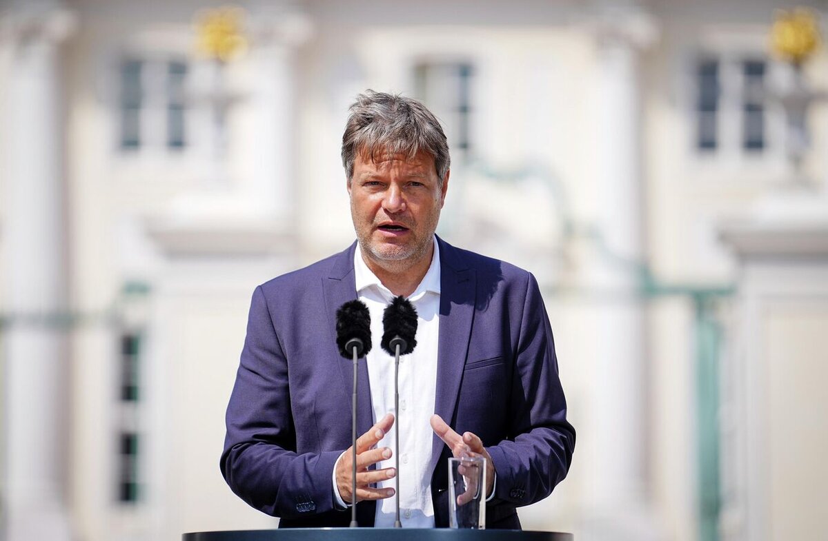 Вице-канцлер Роберт Хабек не стал общаться с фермерами. Источник: Яндекс.Картинки