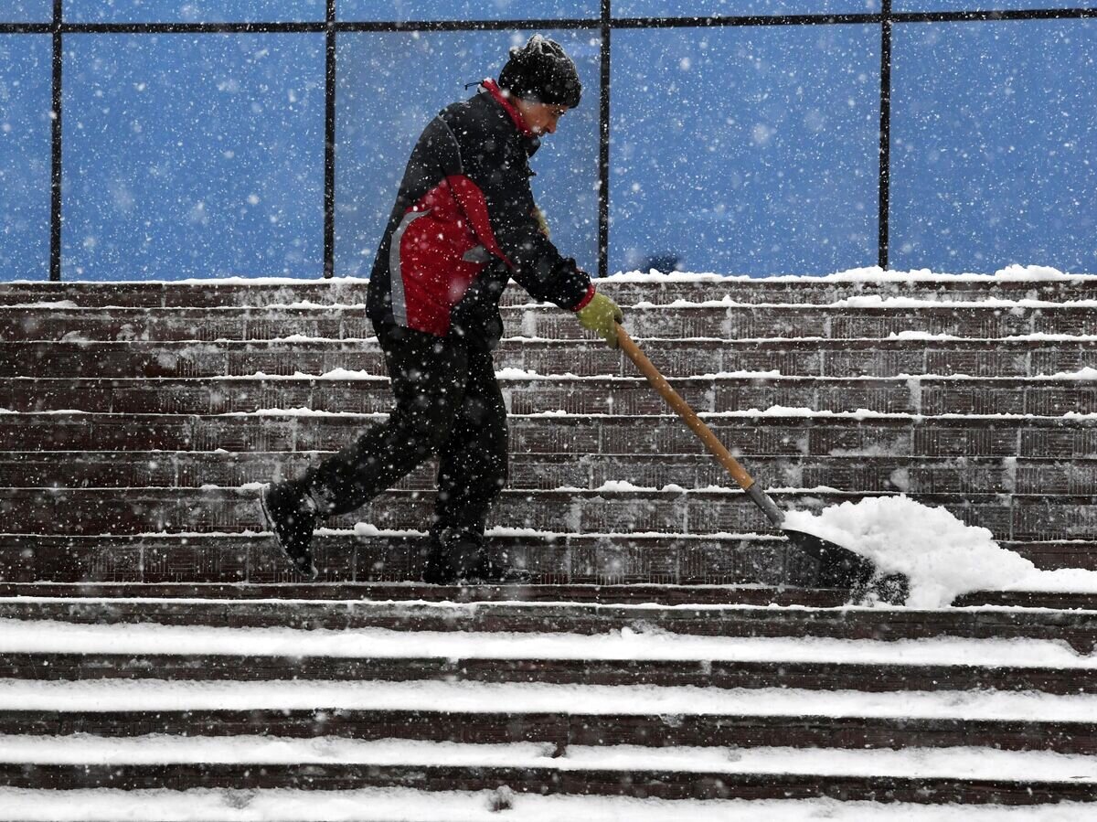    Сотрудник коммунальных служб убирает снег© РИА Новости / Виталий Аньков