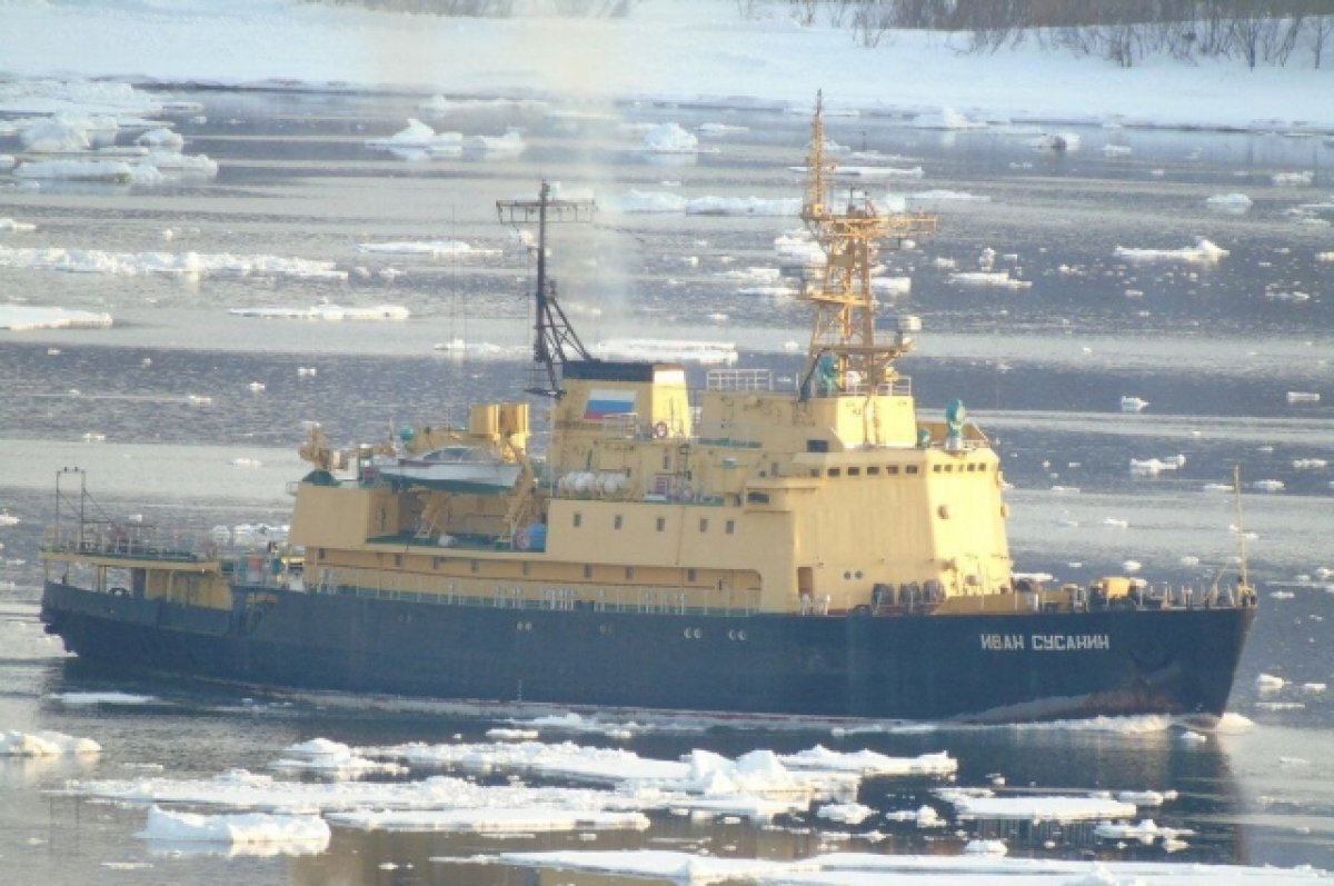    Ледоколы приступили к обколке льда в Авачинском заливе на Камчатке