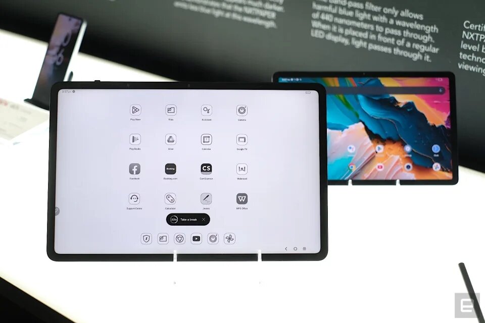    Новые планшеты TCL имитируют бумажную книгу без дисплея E-Ink