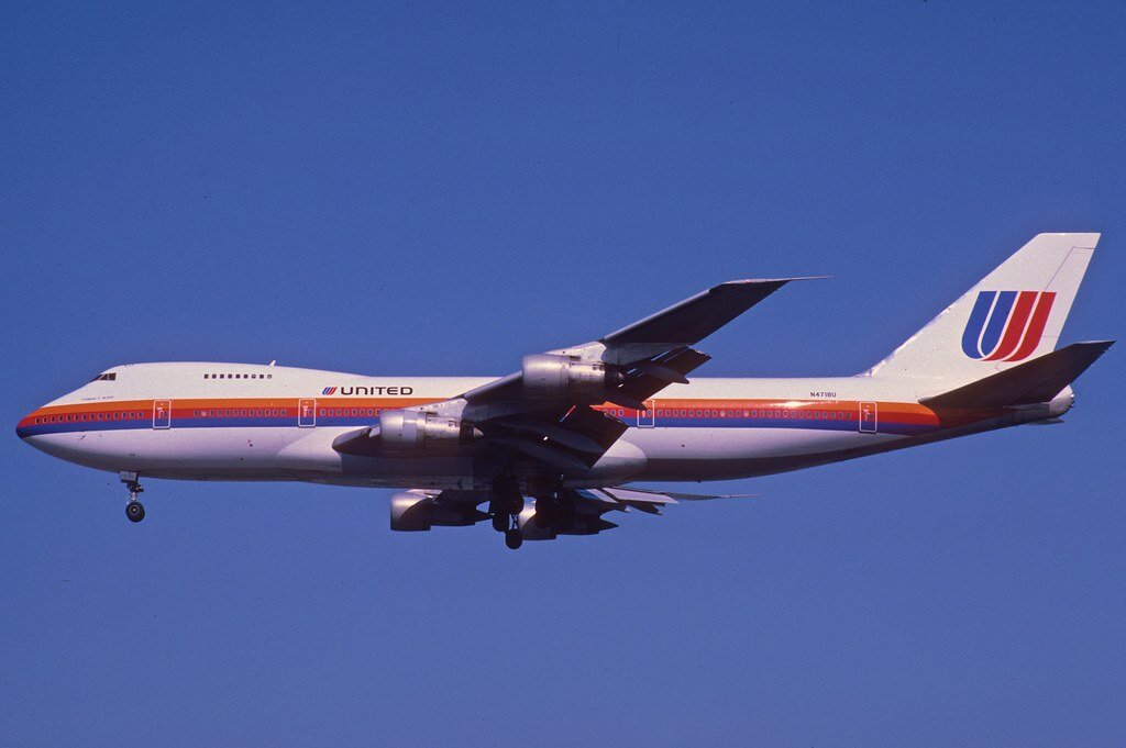 Самолёт "Боинг" американской  авиакомпании.   фото: картинки  яндекса.