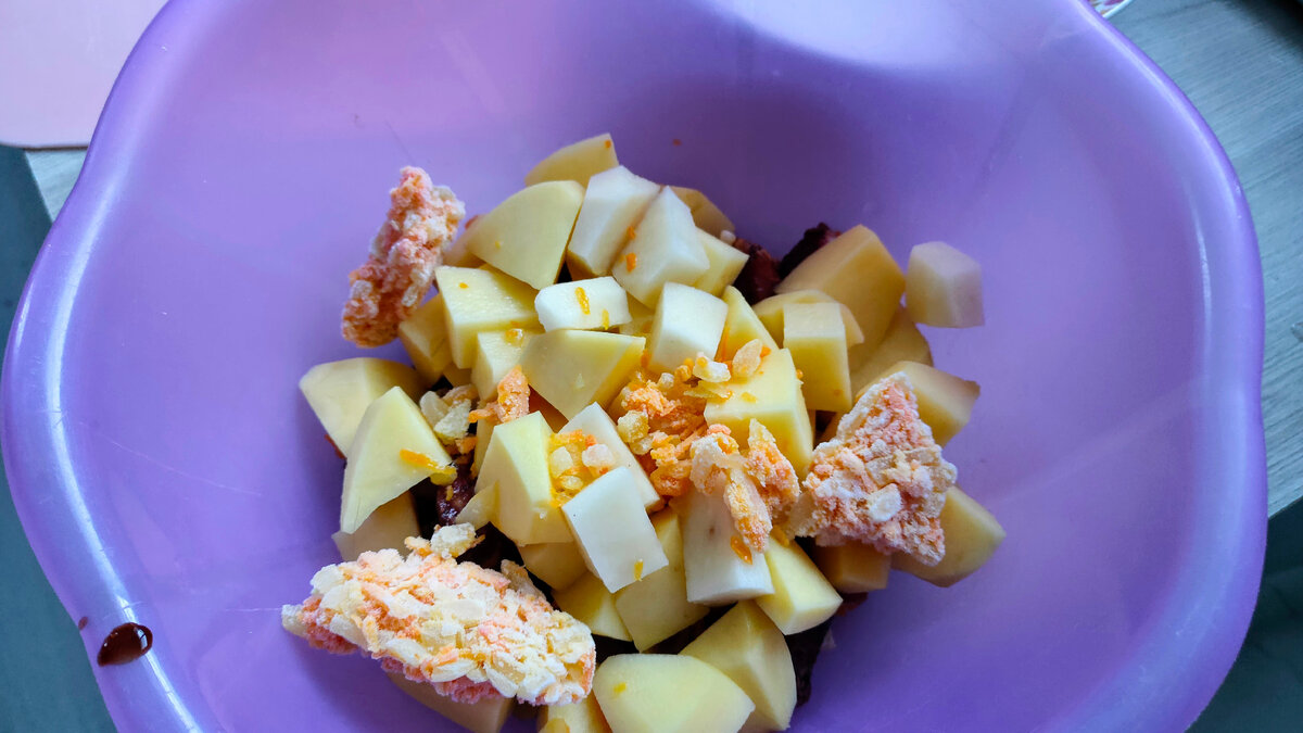 запас полуфабрикатов. заморозка полуфабрикатов. пельмени сырники. мясные полуфабрикаты. стеллаж для пельменей.