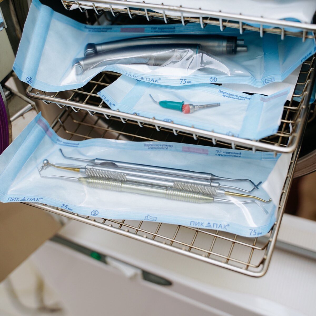 На фото: завершение процесса стерилизации инструментов.