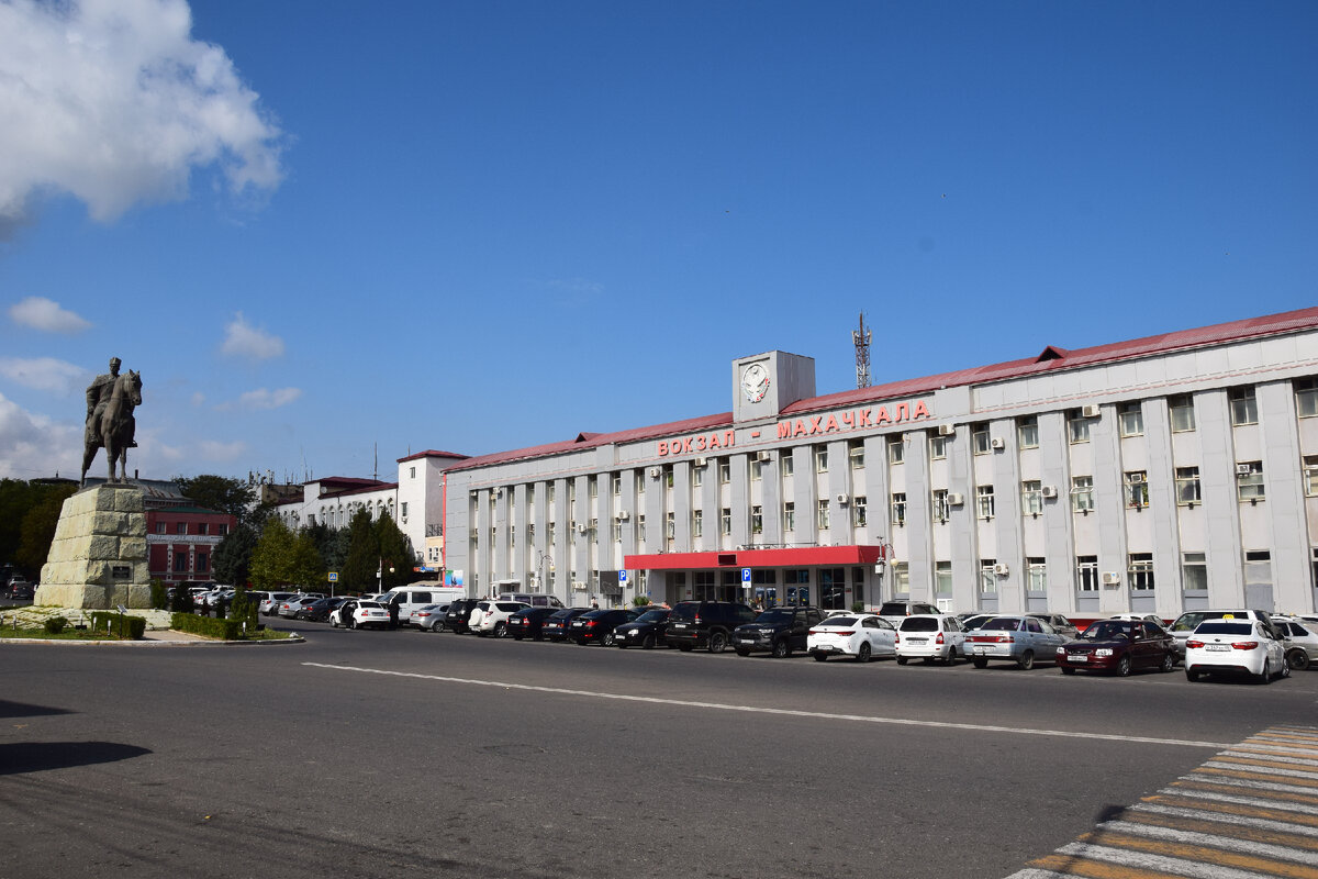 Махачкала, Привокзальная площадь. Фото автора канала "Приключения Тома Сойера".