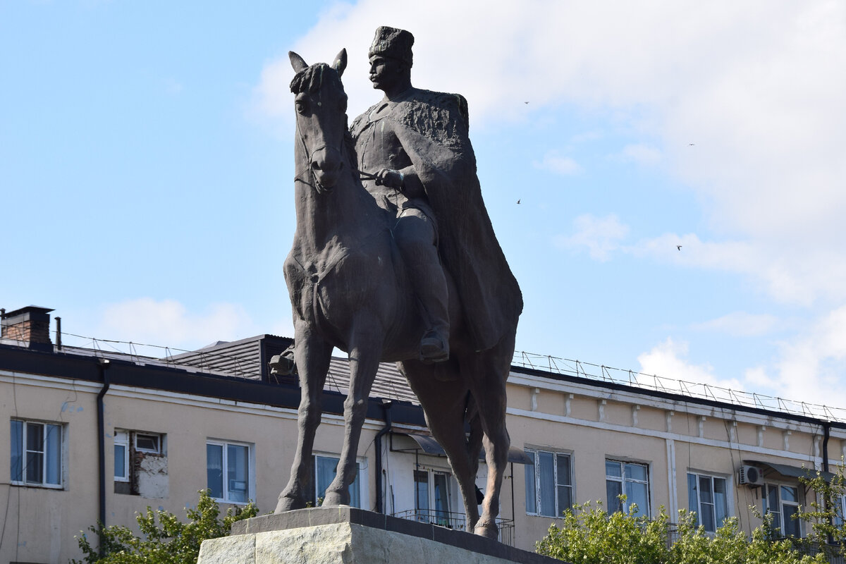 Один из самых главных символов Махачкалы, памятник Махачу Дахадаеву (годы жизни 1882- 1918). Скульптор Хасбулат Нухбетович Аскар-Сарыджы. Архитектор Гаджи Ганиев.  Именно в честь Махача Дахадаева порт Петровск был переименован в Махачкалу. Фото автора канала "Приключения Тома Сойера".
