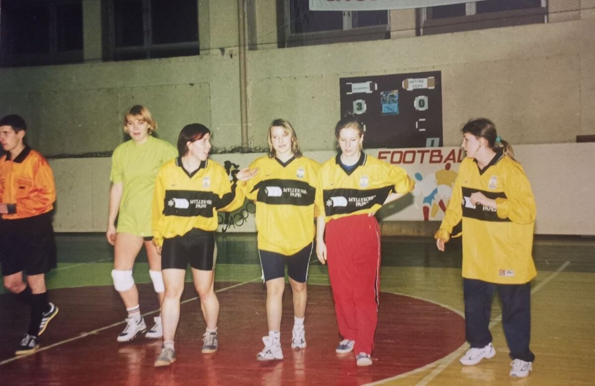 Фото из тех самых студенческих времен, когда Елена защищала ворота сборной команды журналисток "Акулы пера" (она крайняя слева)