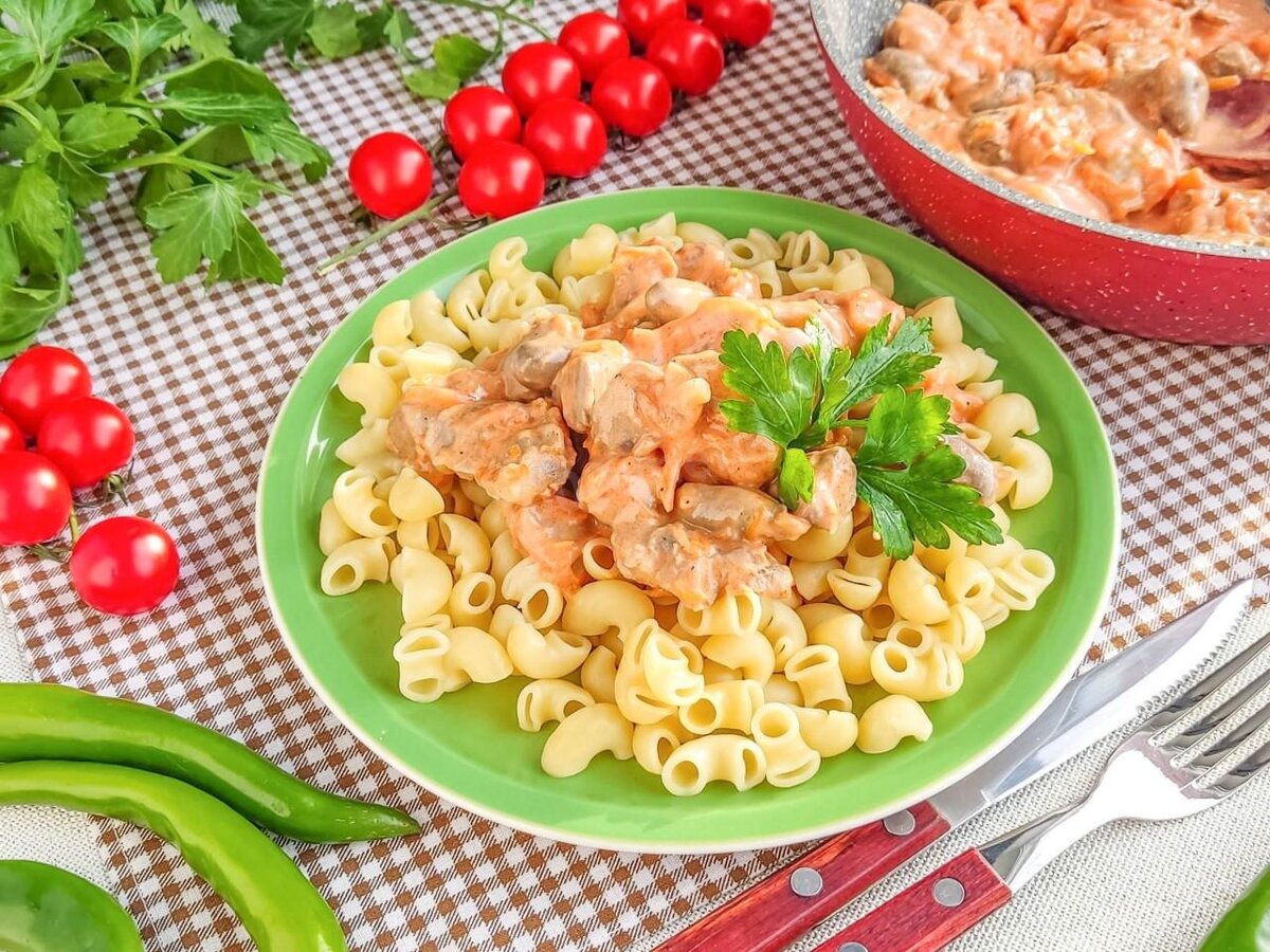 Курица с яйцами рецепт на сковороде. Куриное филе в яйце. Куриное филе в кляре на сковороде. Куриные отбивные в кляре. Куриное филе в кляре.