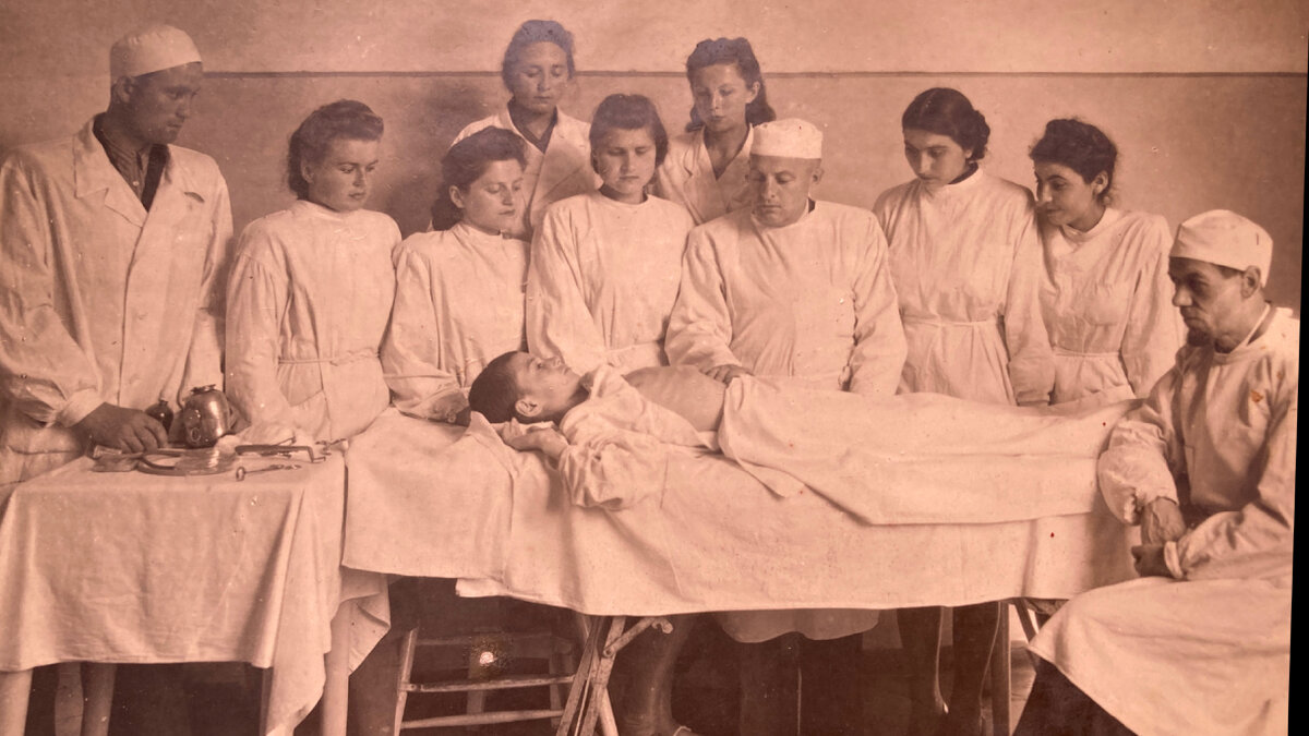 Евгения Аркадьевна - студентка мединститута, в центре, справа от профессора, 1946 г