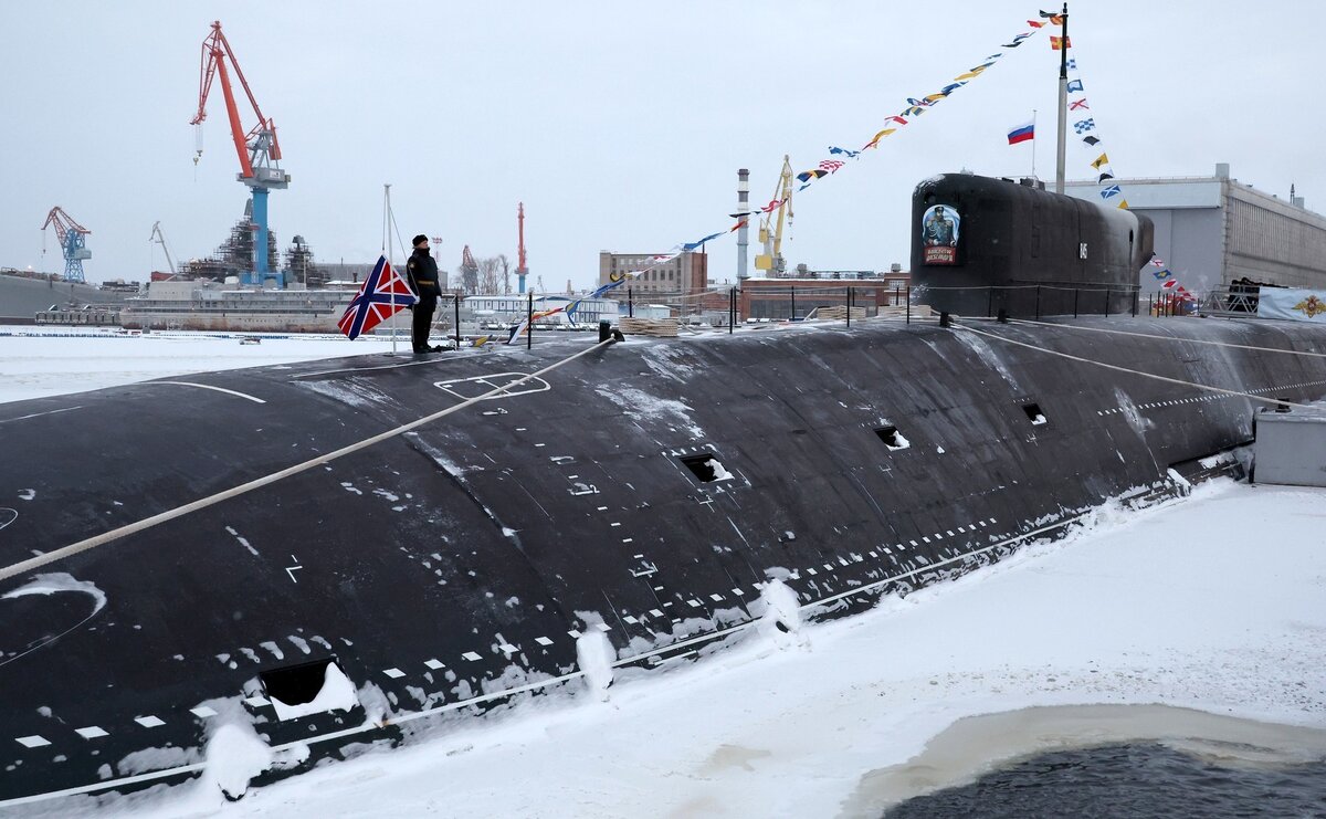     Во время церемонии подъёма военно-морского флага на атомном подводном крейсере «Император Александр III» / kremlin.ru