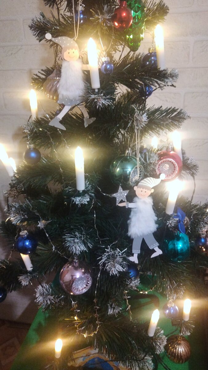 Наша ёлочка 🎄 и милые человечки со звёздами- подарок🎁 от Анастасии из Петербурга, читательницы канала и доброй подруги. 💝😊