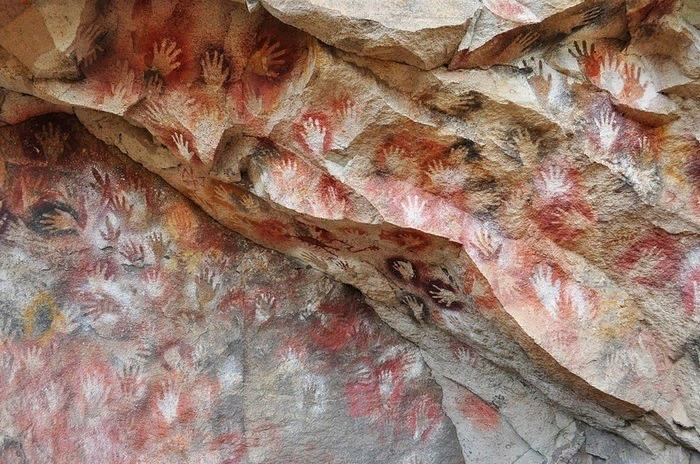 Куэва-де-лас-Манос (исп. Cueva de las Manos, Пещера рук) — пещера на юге Аргентины (провинция Санта-Крус), в долине реки Пинтурас (Pinturas). 