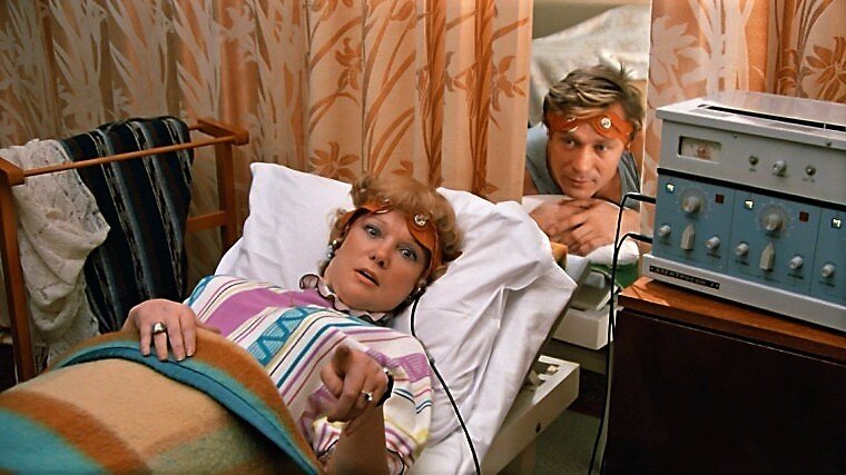 Лирическая комедия «Любовь и голуби». Киностудия «Мосфильм», 1984 год. Режиссёр	Владимир Меньшов, автор сценария Владимир Гуркин. Раиса Захаровна, сотрудница отдела кадров леспромхоза – Людмила Гурченко. Василий Егорович Кузякин, работник леспромхоза – Александр Михайлов