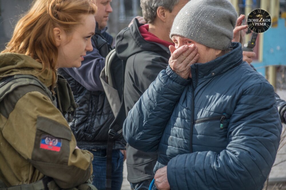 Волонтеры помогают жителям освобожденного Мариуполя. Фото Давида Худжец