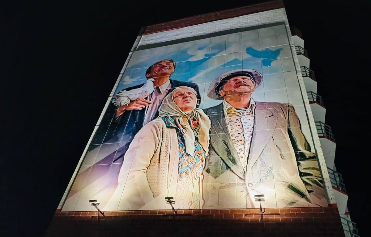 Кадр из кино украшает фасад новостройки.  Фото: Мэр Черемхово Вадим Семенов