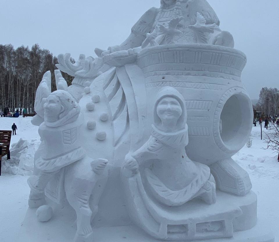 Снежную скульптуру «Царица холода» создали мастера из Якутии.  Фото: Фото: пресс-служба мэрии Новосибирска