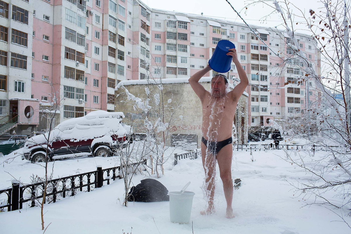 Сколько мороз улица. Якутск зимой люди. Сильный Мороз. Сильные Морозы в Якутске. Самый холодный день в Якутске.