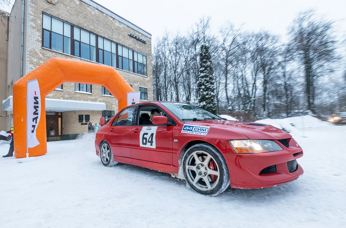    Старт соревнованиям давали на исторической территории автомоторного института по адресу Автомоторная, 2. А вечером участники должны были финишировать на полигоне НАМИ под Дмитровом.   
Роман Мостаков / [Mostack.com](https://mostack.com/)