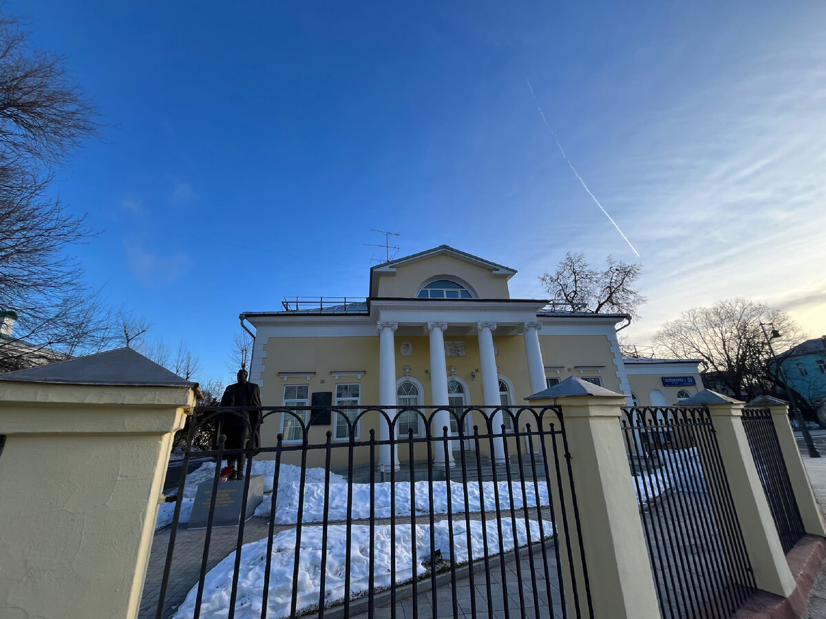 Фото автора. Это здание интересно не только своим прошлым , но и настоящим. Во время войны здесь располагался штаб контр-разведки. И интересен памятник руководителю перед зданием. 