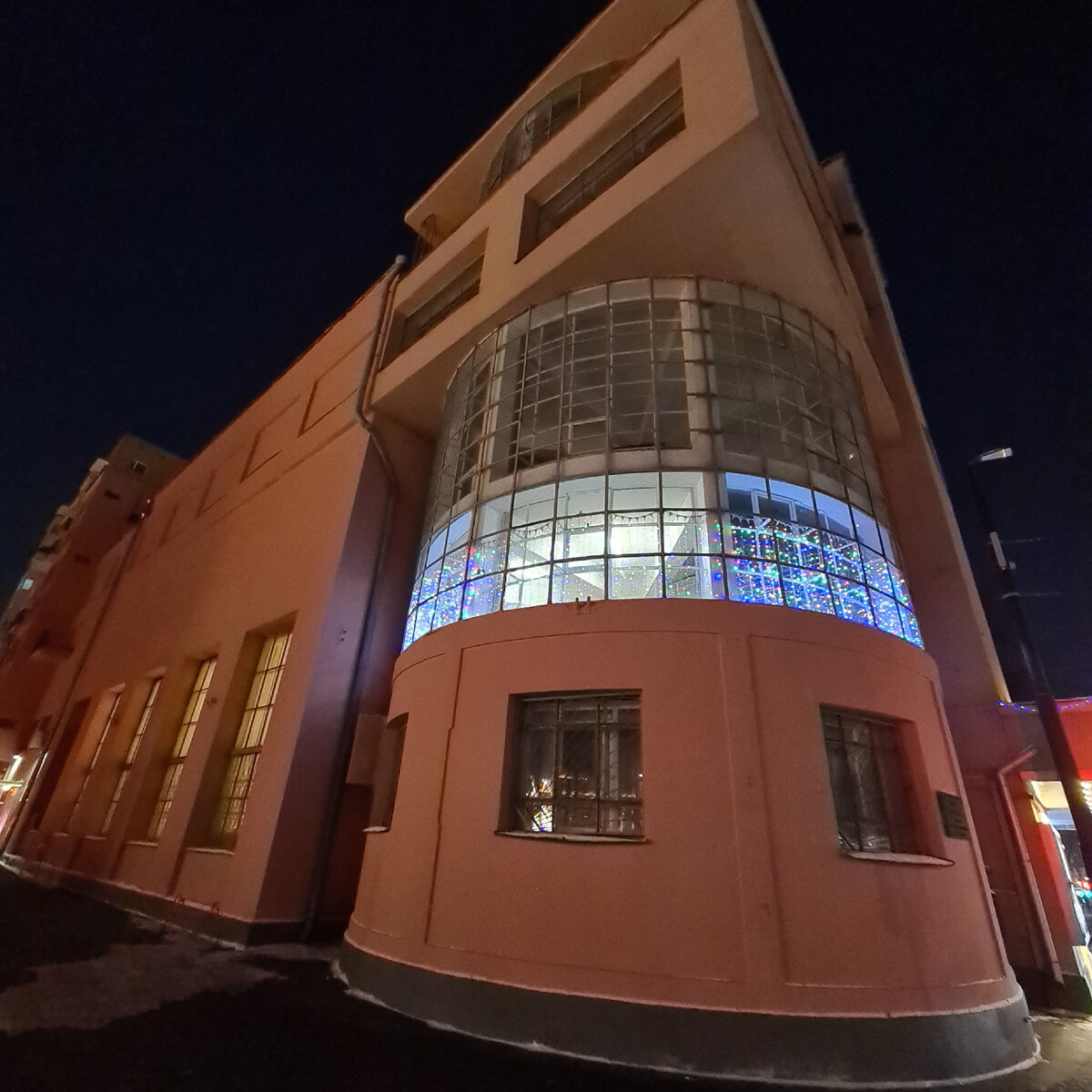 Вертикальный стеклянный цилиндр, Дом культуры им. Зуева