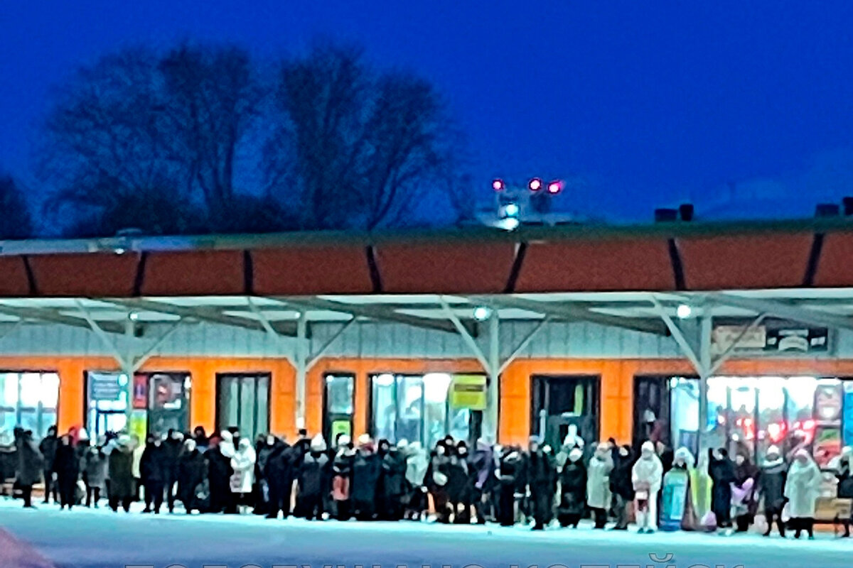 Толпа в ожидании автобуса. Фото: vk.com/podslushano_kop.