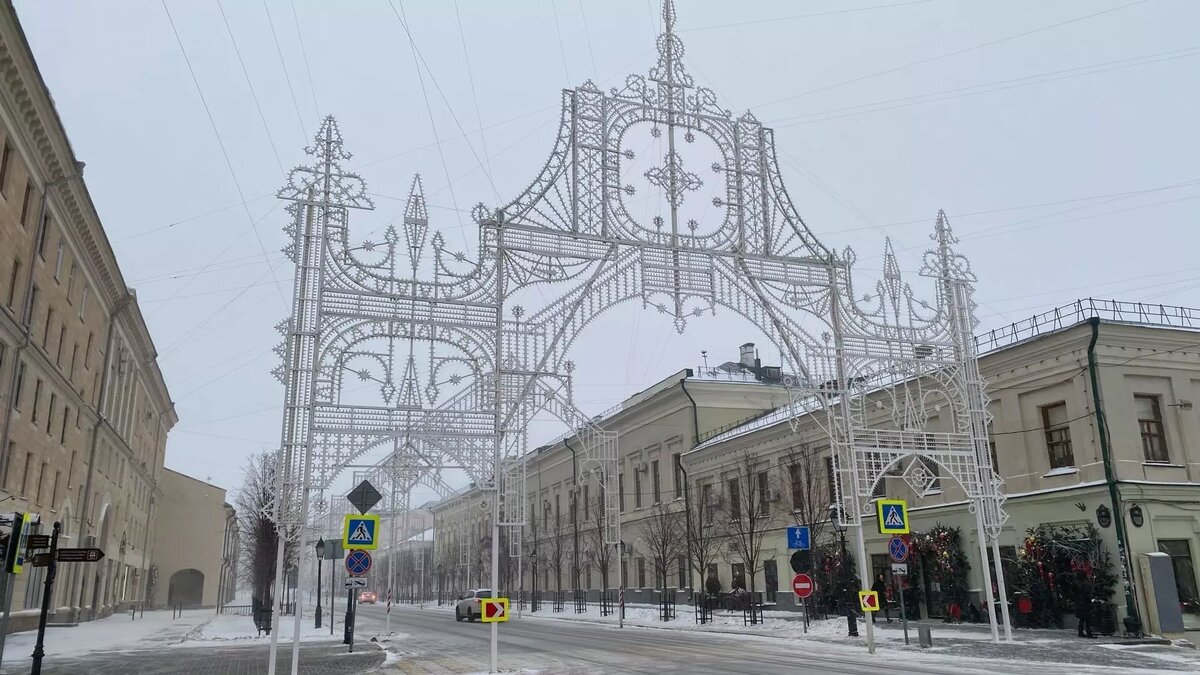     В Казани новогодние иллюминации в центре города могут простоять до марта текущего года. Такой ответ на запрос горожан дала мэрия города в комментариях под своими публикациями в Telegram-канале.