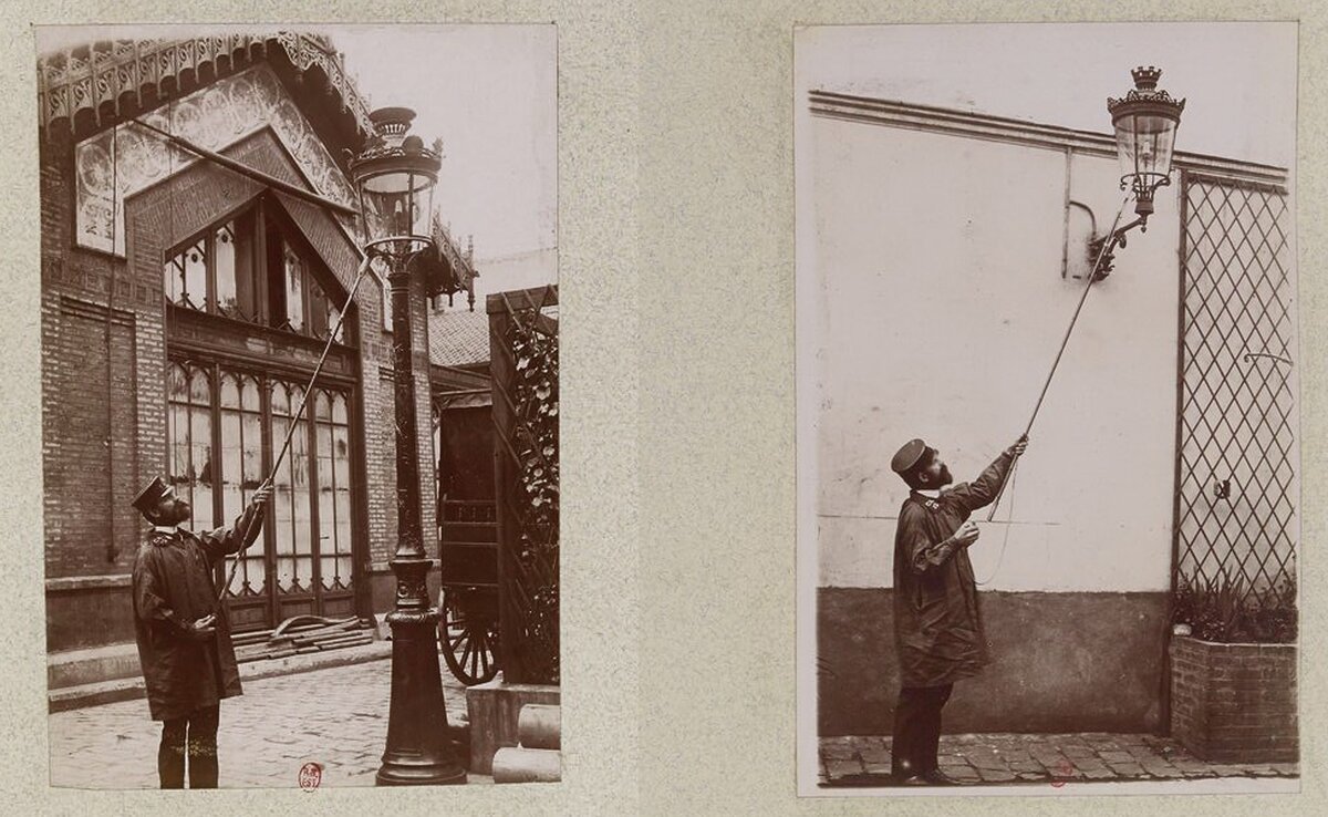 
Фонарщик зажигает газовую лампу. Берлин, середина XIX века