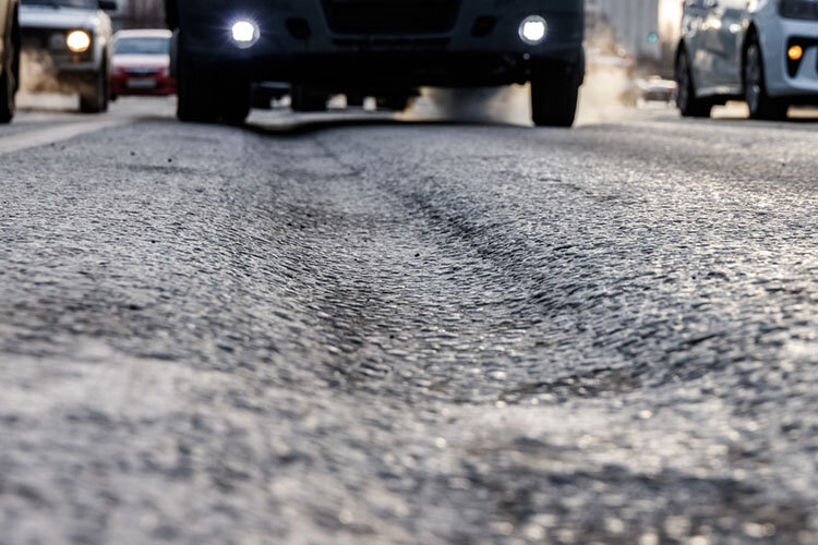    Эксперты говорят, что покрытие действительно стирается — недаром предусмотрен интервал замены верхних слоев асфальта