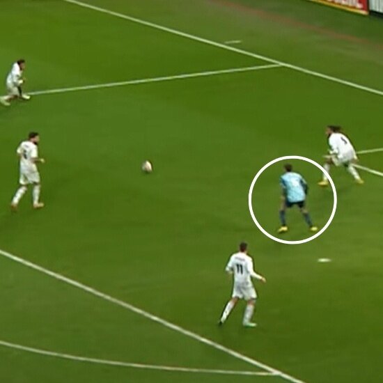 По началу непонятно,, что он думает сделать дальше с мячом...