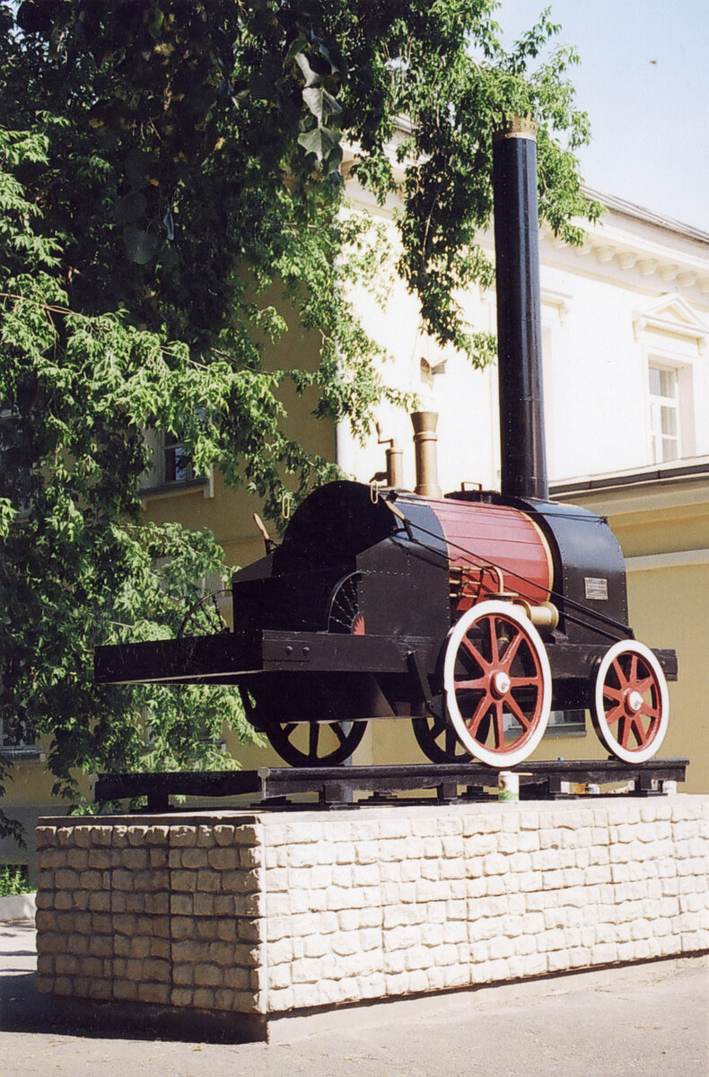 Макет первого паровоза Черепановых на усадьбе музея