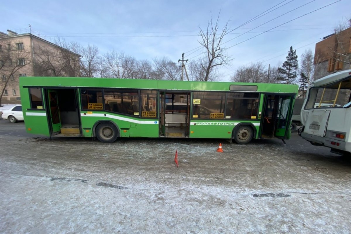    Три пассажирки столкнувшихся в Иркутске автобусов обратились к врачам