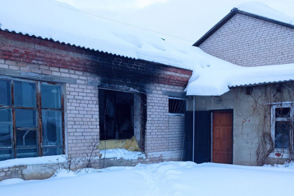 МЕСТНОГО ЖИТЕЛЯ ВЫСЕЛИЛИ ИЗ КВАРТИРЫ В БАНЮ, ГДЕ ОН СГОРЕЛ. ФОТО: РУССКАЯ ОБЩИНА/ПРЕДОСТАВЛЕНО САЙТУ ЦАРЬГРАД. 