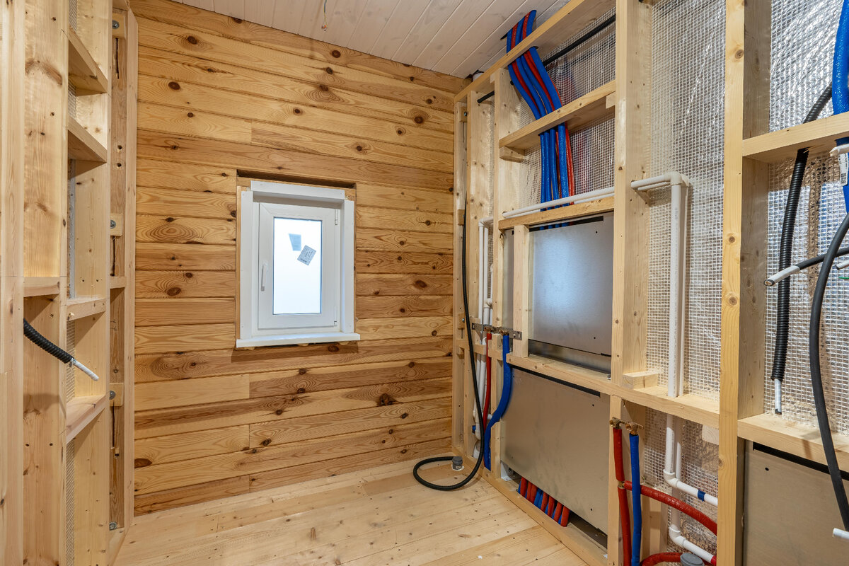 Ниша слева. На видео видно лучше.