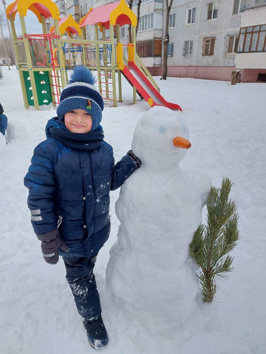 Во дворе, лепим снеговика