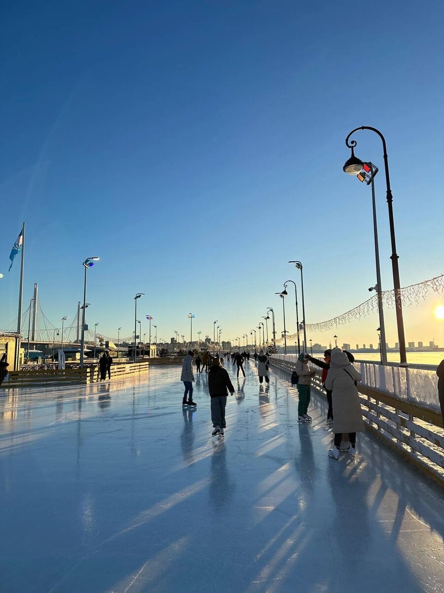 13 и 14, 20 и 21, 27 и 28 января  Ориентировочное время начала шоу: 13:00 15:40 18:00 20:15 
 
История о вечной любви, сражающейся со злом и холодом. Главные герои — Кай и Герда, оживают на льду, в окружении неповторимых декораций, созданных самой природой на берегу Финского залива. Перед вами предстанет волшебный мир, где царят снег и лед. 
 
Сказка будет идти по выходным дням до конца января в середине сеансов, начиная с 12:30.
 Южная дорога 28, стр 1, около павильонов проката номер 4 и 5