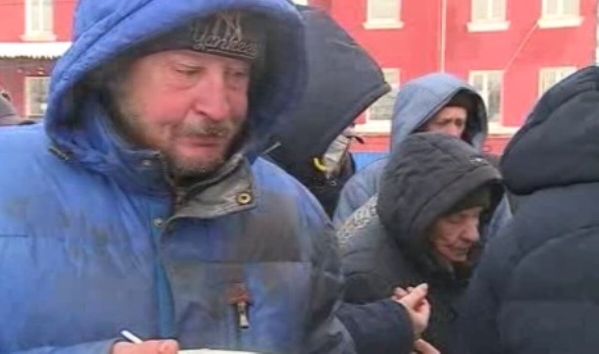    Роман Старовойт поручил оказать поддержку волонтёрам, помогающим бездомным