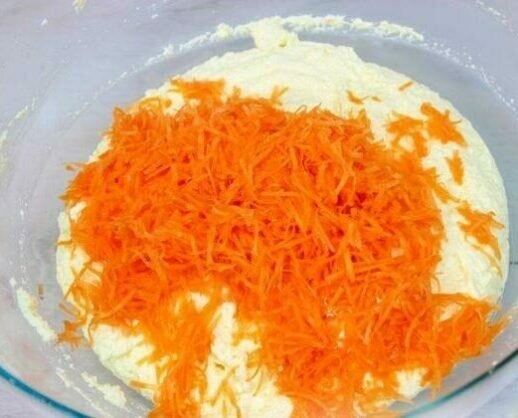 Творожно-морковная запеканка с черносливом