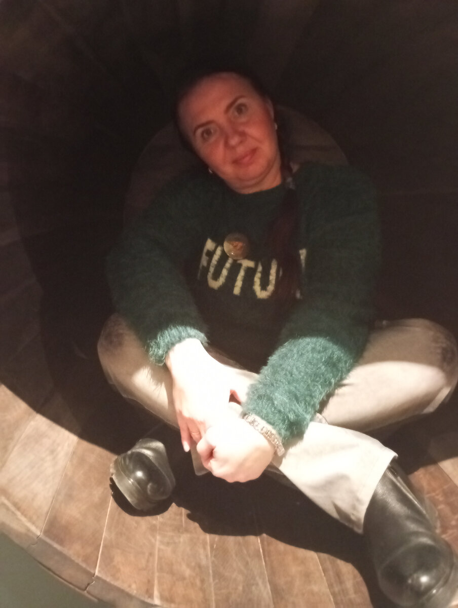 Фото автора. В бочке Диогена. На интерактивной выставке. Вова уговорил меня сфотографироваться. 