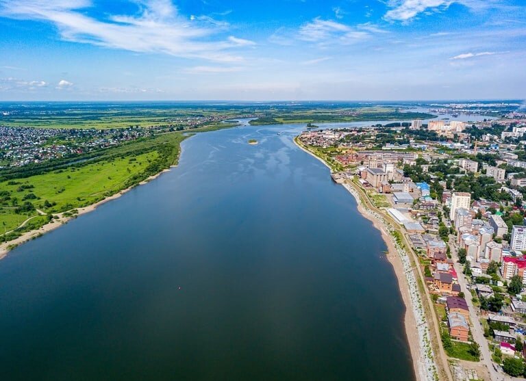 Томская река Томь – настоящее волшебное место, которое способно завораживать каждого, кто взглянет на нее. Своими величественными водами она протекает сквозь самое сердце города, словно отделяя его от постороннего мира и создавая ощущение уединения и гармонии.
