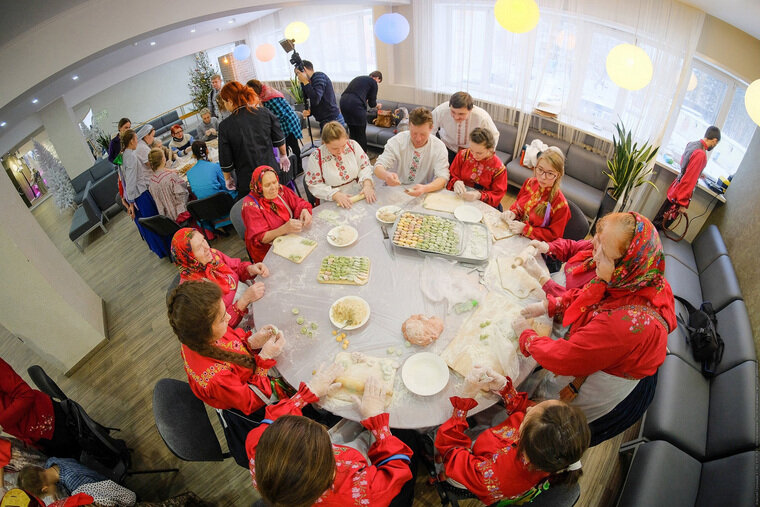    На Святки не только гадают, но массово лепят пельмени