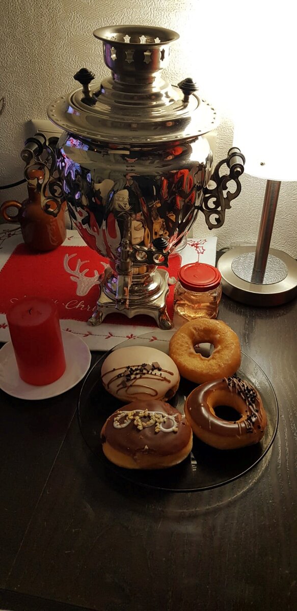 Пьем чай с пончиками)